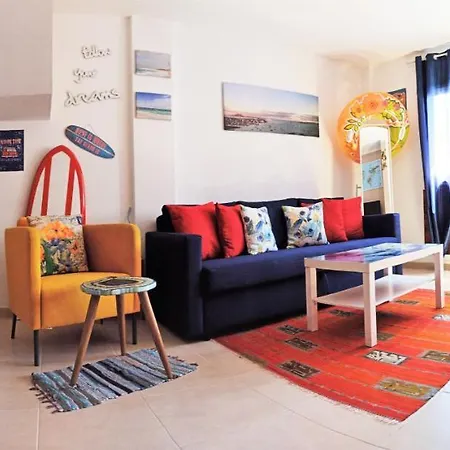 The Spot House בית הארחה *